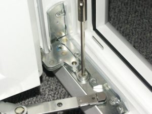 Замена фурнитуры в пластиковых окнах